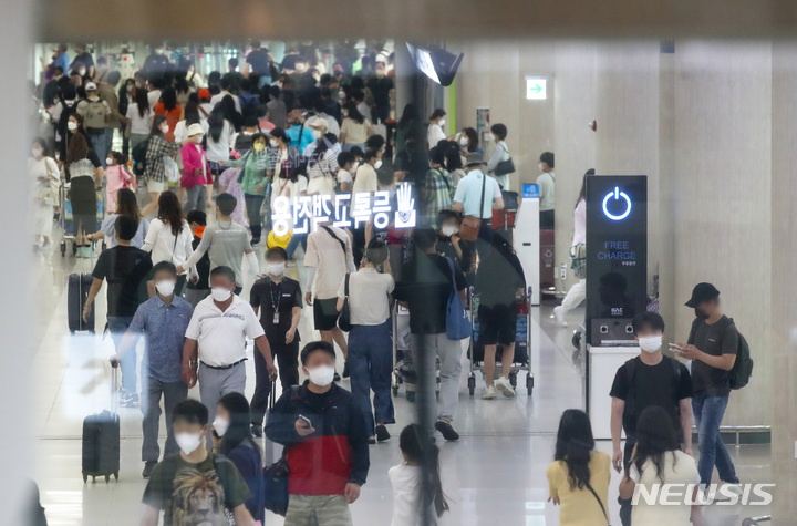 [제주=뉴시스] 우장호 기자 = 현충일 연휴 마지막날인 지난 6일 오후 제주국제공항에 휴가를 즐기고 제주를 떠나려는 관광객들의 발걸음이 이어지고 있다. 2022.06.06. woo1223@newsis.com