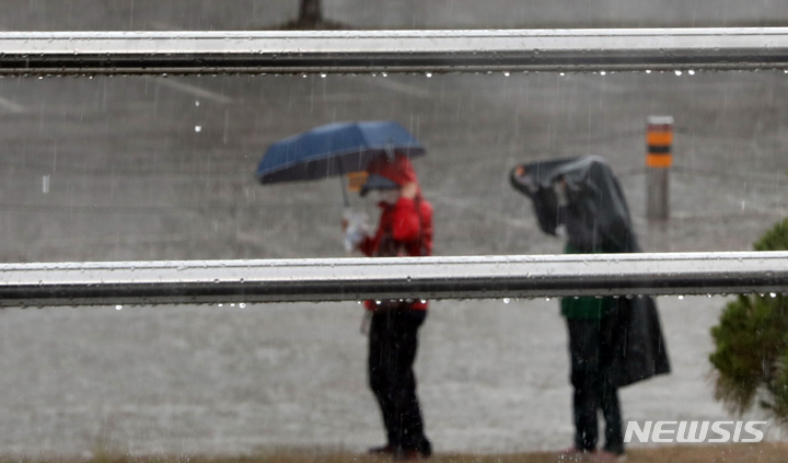 전국 대체로 흐리고, 더위 주춤…서울 낮 최고 24도