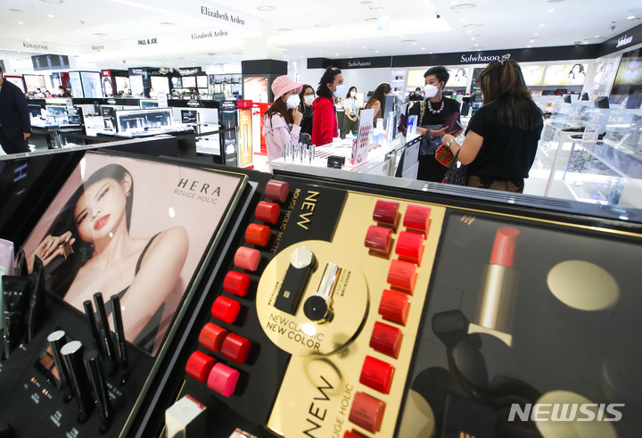[제주=뉴시스] 우장호 기자 = 6일 오후 제주시 연동에 위치한 신라면세점 제주점에 코로나19 펜데믹 이후 2년2개월 만에 외국인 단체관광객이 찾아와 쇼핑을 하고 있다. 2022.06.06. woo1223@newsis.com