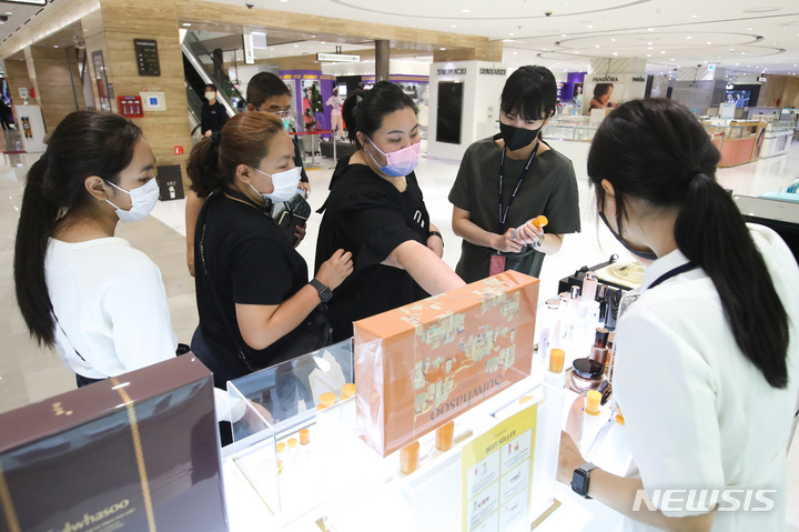 [제주=뉴시스] 우장호 기자 = 6일 오후 제주시 연동에 위치한 롯데면세점에 코로나19 펜데믹 이후 2년2개월 만에 외국인 단체관광객이 찾아와 쇼핑을 하고 있다. 2022.06.06. woo1223@newsis.com