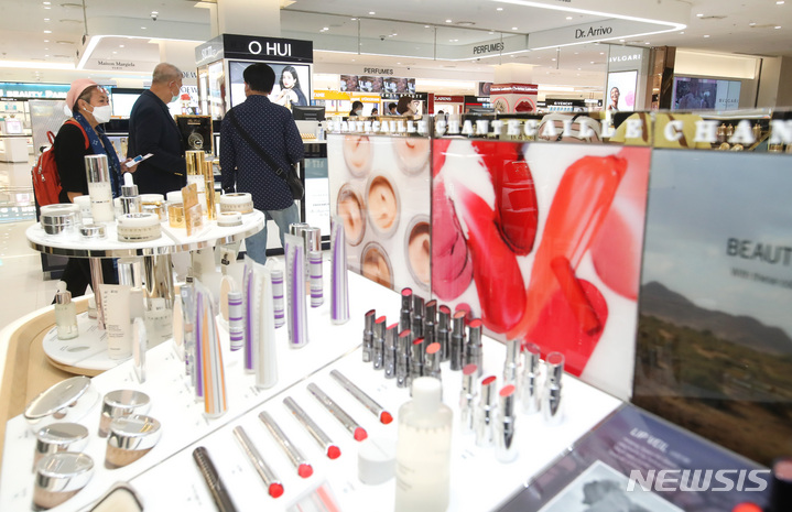 [제주=뉴시스] 우장호 기자 = 6일 오후 제주시 연동에 위치한 신라면세점 제주점에 코로나19 펜데믹 이후 2년2개월 만에 외국인 단체관광객이 찾아와 쇼핑을 하고 있다. 2022.06.06. woo1223@newsis.com
