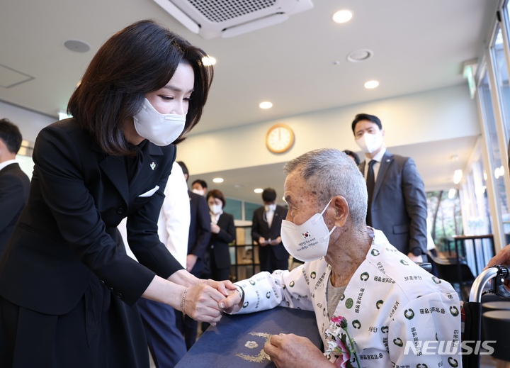 [서울=뉴시스] 윤석열 대통령 부인 김건희 여사가 6일 서울 강동구 중앙보훈병원을 방문해 입원 치료 중인 국가유공자들을 위로하고 있다. (사진=대통령실 제공) 2022.06.06. photo@newsis.com