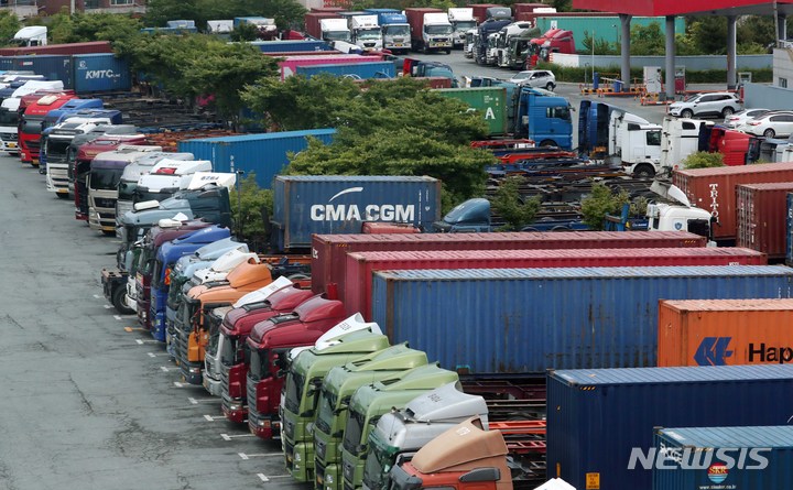 [부산=뉴시스] 하경민 기자 = 민주노총 공공운수노조 화물연대본부 총파업을 하루 앞둔 6일 부산 남구의 한 주차장에 운행을 멈춘 대형 화물차가 줄지어 서 있다. 2022.06.06. yulnetphoto@newsis.com