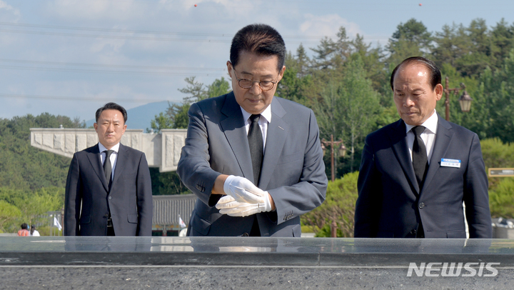 [광주=뉴시스] 변재훈 기자 = 박지원 전 국정원장이 6일 오후 광주 북구 운정동 국립 5·18민주묘지에서 오월영령 앞에 분향하고 있다. 2022.06.06. wisdom21@newsis.com