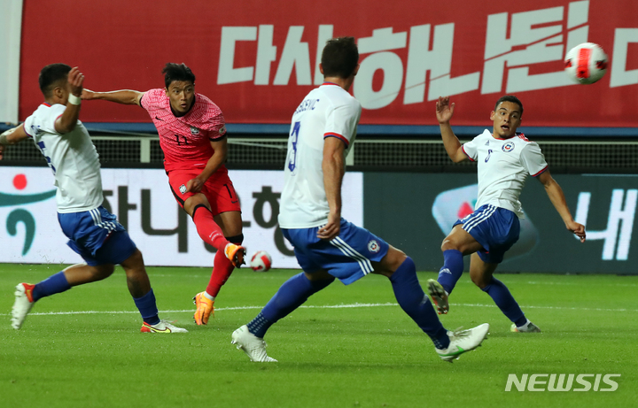 [대전=뉴시스] 강종민 기자 = 6일 오후 대전 유성구 대전월드컵경기장에서 열린 하나은행 초청 축구 국가대표팀 평가전 대한민국과 칠레 경기에서 한국 황희찬이 선제골을 작렬시키고 있다. 2022.06.06. ppkjm@newsis.com