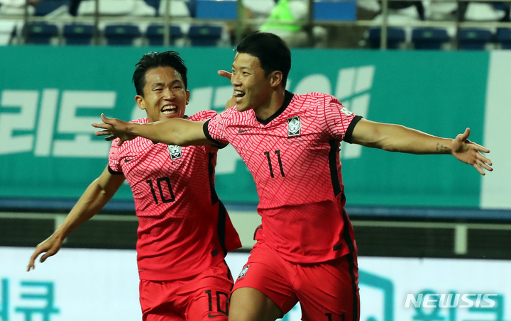 [대전=뉴시스] 강종민 기자 = 6일 오후 대전 유성구 대전월드컵경기장에서 열린 하나은행 초청 축구 국가대표팀 평가전 대한민국과 칠레 경기에서 한국 황희찬이 선제골을 성공시킨 뒤 기뻐하고 있다. 2022.06.06. ppkjm@newsis.com