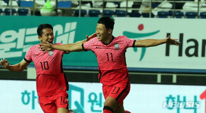 [대전=뉴시스] 강종민 기자 = 6일 오후 대전 유성구 대전월드컵경기장에서 열린 하나은행 초청 축구 국가대표팀 평가전 대한민국과 칠레 경기에서 한국 황희찬이 선제골을 성공시킨 뒤 기뻐하고 있다. 2022.06.06. ppkjm@newsis.com