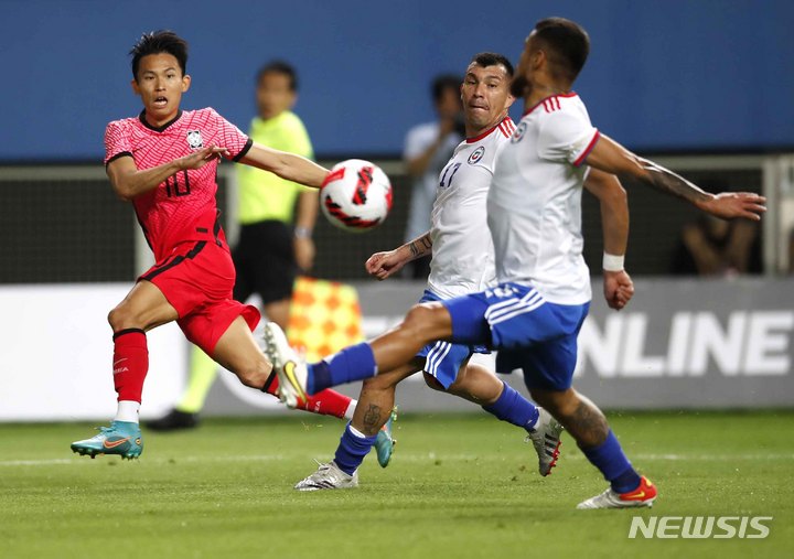 [대전=뉴시스] 정병혁 기자 = 6일 오후 대전 유성구 대전월드컵경기장에서 열린 하나은행 초청 축구 국가대표팀 평가전 대한민국과 칠레 경기, 정우영이 패스하고 있다. 2022.06.06. jhope@newsis.com