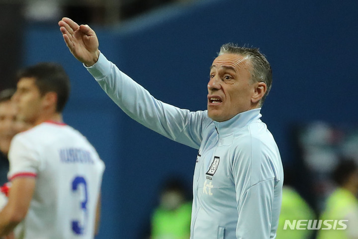 [대전=뉴시스] 권창회 기자 = 6일 오후 대전 유성구 대전월드컵경기장에서 열린 하나은행 초청 축구 국가대표팀 평가전 대한민국과 칠레 경기에서 파울루 벤투 감독이 선수들에게 지시하고 있다. 2022.06.06. kch0523@newsis.com