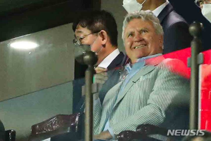 [대전=뉴시스] 권창회 기자 = 6일 오후 대전 유성구 대전월드컵경기장에서 열린 하나은행 초청 축구 국가대표팀 평가전 대한민국과 칠레 경기에서 히딩크 감독이 경기를 지켜보고 있다. 2022.06.06. kch0523@newsis.com