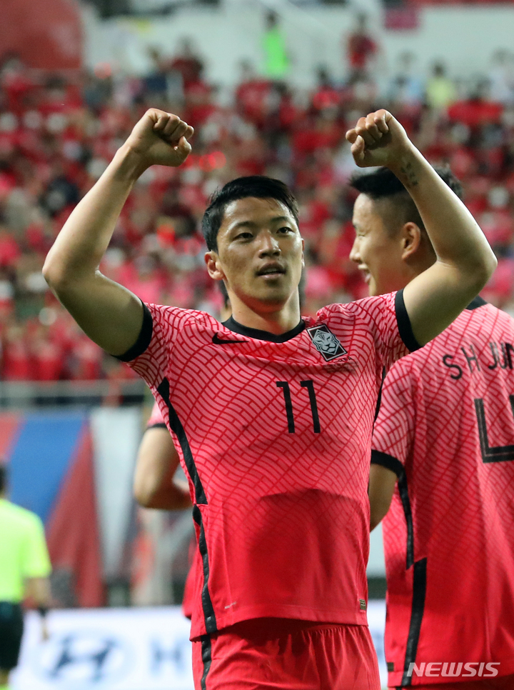 [대전=뉴시스] 강종민 기자 = 6일 오후 대전 유성구 대전월드컵경기장에서 열린 하나은행 초청 축구 국가대표팀 평가전 대한민국과 칠레 경기에서 한국 황희찬이 선제골을 성공시킨 뒤 기뻐하고 있다. 2022.06.06. ppkjm@newsis.com