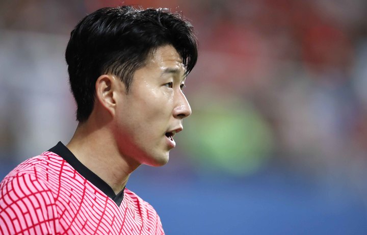 [대전=뉴시스] 정병혁 기자 = 6일 오후 대전 유성구 대전월드컵경기장에서 열린 하나은행 초청 축구 국가대표팀 평가전 대한민국과 칠레 경기, 손흥민이 코너킥을 차기 위해 이동하고 있다. 2022.06.06. jhope@newsis.com