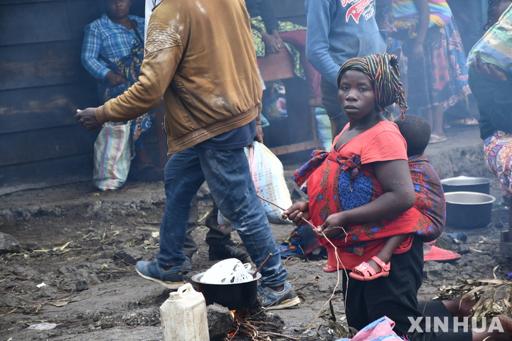 [ 키붐바(민주콩고)= 신화/뉴시스] 민주 콩고의 키붐바에 있는 피난민 대피소의 주민들. 
