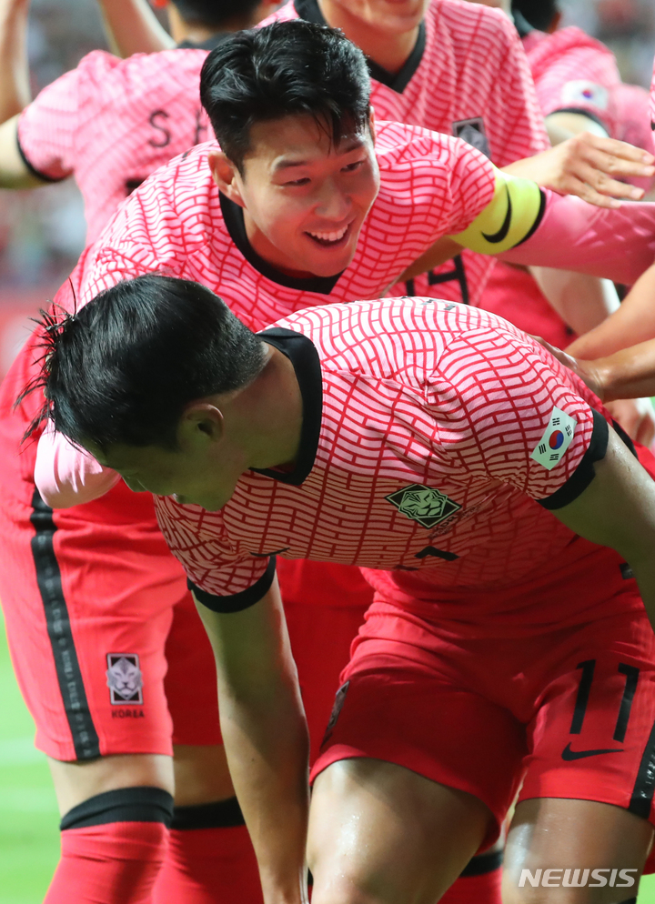 [대전=뉴시스] 강종민 기자 = 6일 오후 대전 유성구 대전월드컵경기장에서 열린 하나은행 초청 축구 국가대표팀 평가전 대한민국과 칠레 경기에서 한국 손흥민이 선제골을 넣은 황희찬을 축하해 주고 있다. 2022.06.06. ppkjm@newsis.com