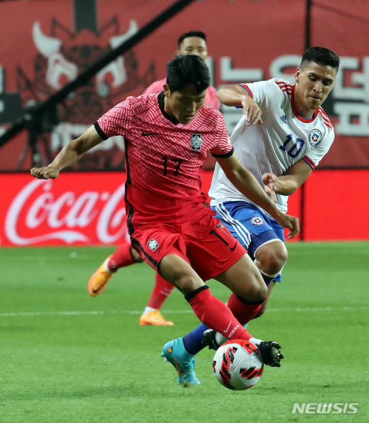 [대전=뉴시스] 강종민 기자 = 6일 오후 대전 유성구 대전월드컵경기장에서 열린 하나은행 초청 축구 국가대표팀 평가전 대한민국과 칠레 경기에서 한국 나상호와 칠레 마르셀리노 누녜스가 치열한 볼다툼을 벌이고 있다. 2022.06.06. ppkjm@newsis.com