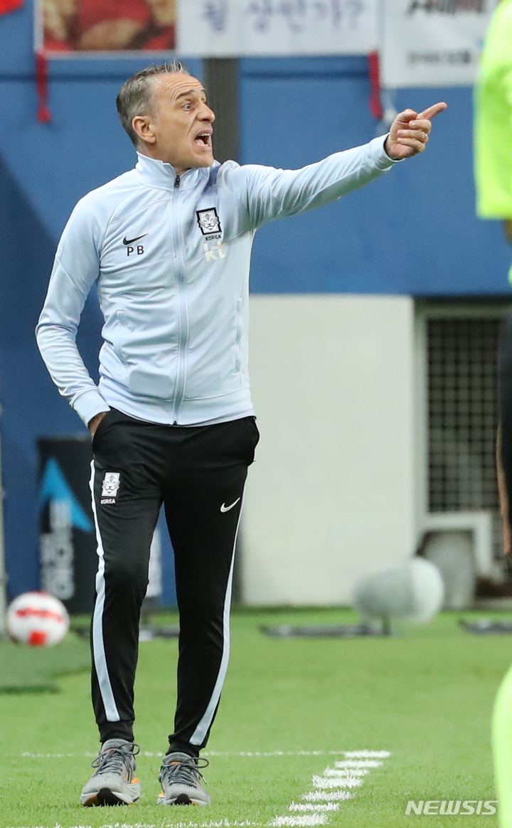 [대전=뉴시스] 강종민 기자 = 6일 오후 대전 유성구 대전월드컵경기장에서 열린 하나은행 초청 축구 국가대표팀 평가전 대한민국과 칠레 경기에서 파울루 벤투 감독이 선수들을 향해 작전지시를 하고 있다. 2022.06.06. ppkjm@newsis.com