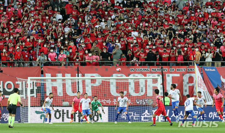 [대전=뉴시스] 강종민 기자 = 6일 오후 대전 유성구 대전월드컵경기장에서 열린 하나은행 초청 축구 국가대표팀 평가전 대한민국과 칠레 경기에서 한국 황인범의 슛이 포물선을 그리며 칠레 문전으로 향하고 있다. 2022.06.06. ppkjm@newsis.com