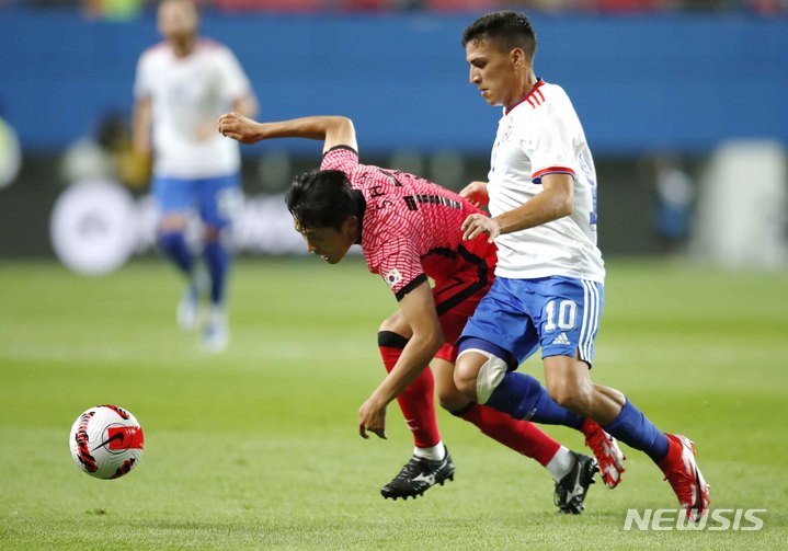 [대전=뉴시스] 정병혁 기자 = 6일 오후 대전 유성구 대전월드컵경기장에서 열린 하나은행 초청 축구 국가대표팀 평가전 대한민국과 칠레 경기, 대한민국 나상호가 칠레 마르셀리노 누녜스와 몸싸움을 하고 있다. 2022.06.06. jhope@newsis.com