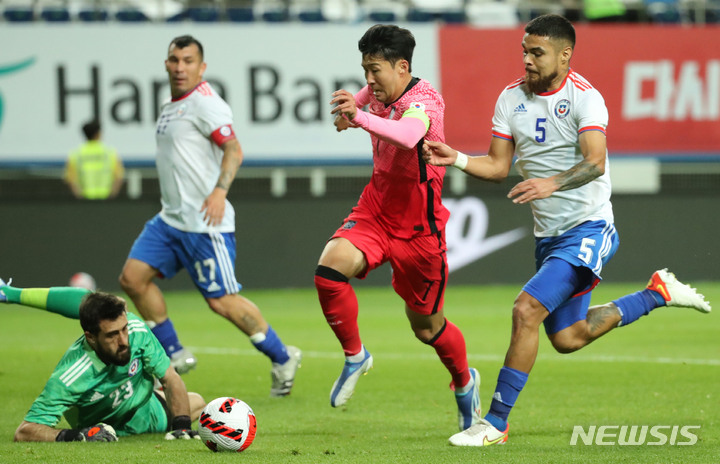 [대전=뉴시스] 권창회 기자 = 6일 오후 대전 유성구 대전월드컵경기장에서 열린 하나은행 초청 축구 국가대표팀 평가전 대한민국과 칠레 경기에서 한국 손흥민이 골키퍼를 제치며 돌파하고 있다. 2022.06.06. kch0523@newsis.com