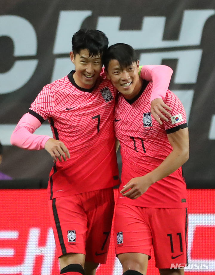 [대전=뉴시스] 강종민 기자 = 6일 오후 대전 유성구 대전월드컵경기장에서 열린 하나은행 초청 축구 국가대표팀 평가전 대한민국과 칠레 경기에서 쐐기골을 넣은 손흥민이 선제골을 넣은 황희찬과 기뻐하고 있다. 2022.06.06. ppkjm@newsis.com