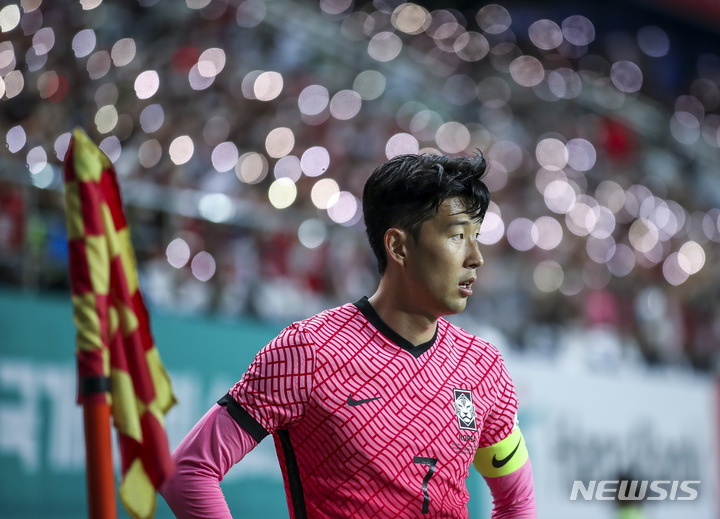 [대전=뉴시스] 정병혁 기자 = 6일 오후 대전 유성구 대전월드컵경기장에서 열린 하나은행 초청 축구 국가대표팀 평가전 대한민국과 칠레 경기, 대한민국 손흥민이 코너킥 준비를 하고 있다. 2022.06.06. jhope@newsis.com