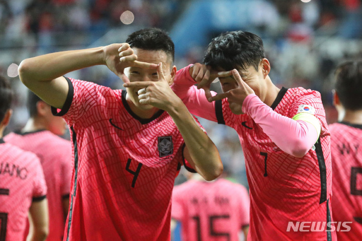 [대전=뉴시스] 권창회 기자 = 6일 오후 대전 유성구 대전월드컵경기장에서 열린 하나은행 초청 축구 국가대표팀 평가전 대한민국과 칠레 경기에서 한국 손흥민이 골을 넣은 뒤 세레머니 하고 있다. 2022.06.06. kch0523@newsis.com