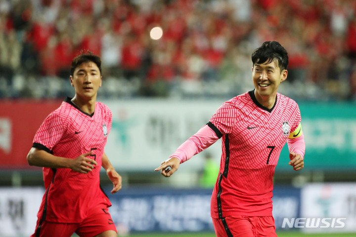 [대전=뉴시스] 권창회 기자 = 6일 오후 대전 유성구 대전월드컵경기장에서 열린 하나은행 초청 축구 국가대표팀 평가전 대한민국과 칠레 경기에서 한국 손흥민이 골을 넣은 뒤 세레머니 하고 있다. 2022.06.06. kch0523@newsis.com