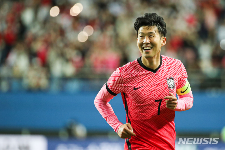 [대전=뉴시스] 권창회 기자 = 6일 오후 대전 유성구 대전월드컵경기장에서 열린 하나은행 초청 축구 국가대표팀 평가전 대한민국과 칠레 경기에서 한국 손흥민이 골을 넣은 뒤 세레머니 하고 있다. 2022.06.06. kch0523@newsis.com