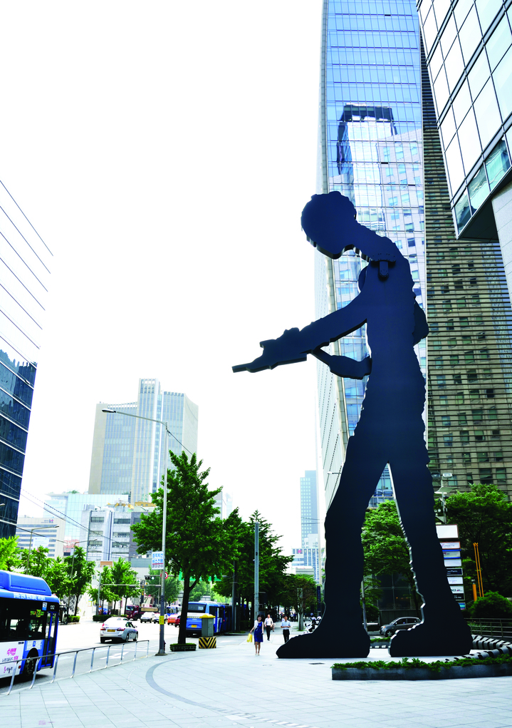 [서울=뉴시스]서울 광화문 흥국생명빌딩에 위치한 '해머링 맨' 전경 (사진=태광그룹 제공) *재판매 및 DB 금지