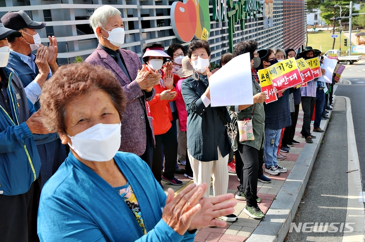 [괴산=뉴시스] 강신욱 기자 = 충북 괴산메가폴리스산업단지 폐기물매립장 조성 반대 주민들이 7일 괴산군청 앞에서 열린 집회에서 송인헌 괴산군수 당선자의 사업 원점 재검토 발표에 박수를 치고 있다. 2022.06.07. ksw64@newsis.com