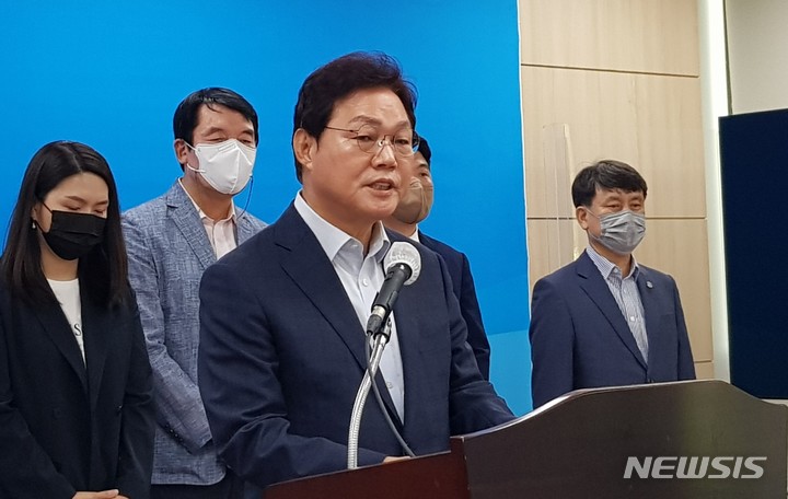 [창원=뉴시스] 홍정명 기자= 박완수 경남도지사 당선인이 7일 오전 도청 프레스센터에서 도지사직 인수팀 구성 명단을 발표하고 있다. 맨 오른쪽은 정시식 인수팀장. 2022.06.07. hjm@newsis.com