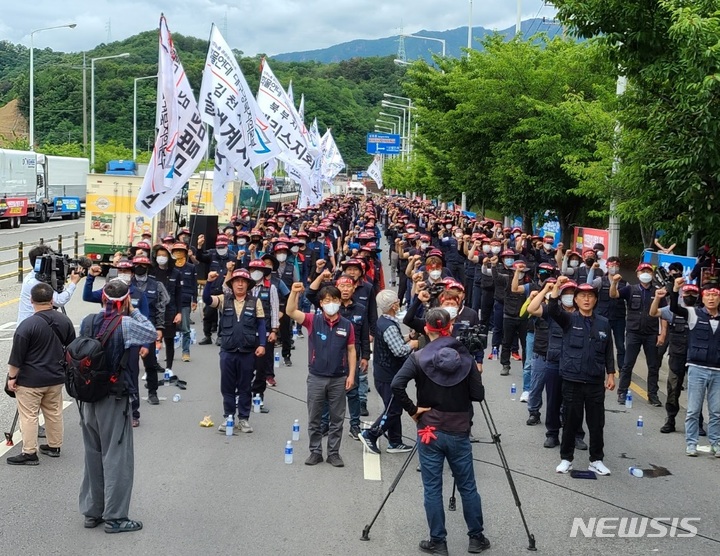 [구미=뉴시스] 박홍식 기자 = 민주노총 전국공공운수노동조합 화물연대본부 대구·경북지역본부 노조원들이 7일 오전 경북 구미시 공단동 국가산업단지 인근 도로에서 총파업 출정식을 하고 있다. 2022.06.07 phs6431@newsis.com