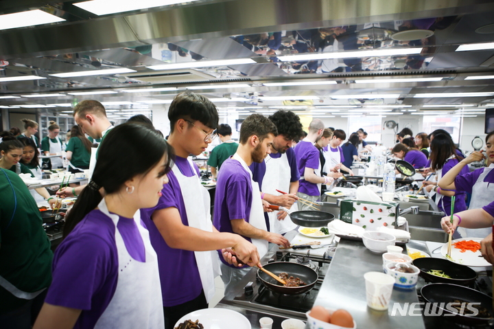 [전주=뉴시스]윤난슬 기자 = 한국전통문화전당은 올해 초부터 지난달까지 음식 조리 체험시설인 '시루방'에서 다양한 음식체험에 나선 방문객이 총 1400여 명에 달한다고 7일 밝혔다.(사진=전당 제공) 