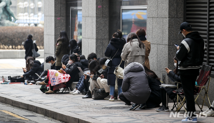 돈 있어도 못 사는 샤넬…'해외 원정' 쇼핑 다시 뜬다