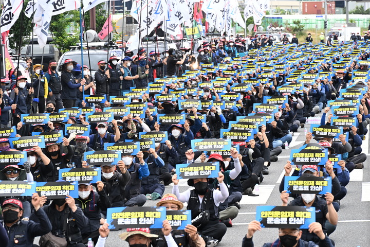 [울산=뉴시스] 배병수 기자 = 민주노총 공공운수노조 화물연대본부가 안전운임 일몰제 폐지 등을 요구하며 7일 0시를 기해 무기한 전면파업에 돌입한 가운데 이날 오전 화물연대 울산지역본부도 울산신항 앞에서 총파업 출정식을 개최하고 있다. 2022.06.07. bbs@newsis.com *재판매 및 DB 금지