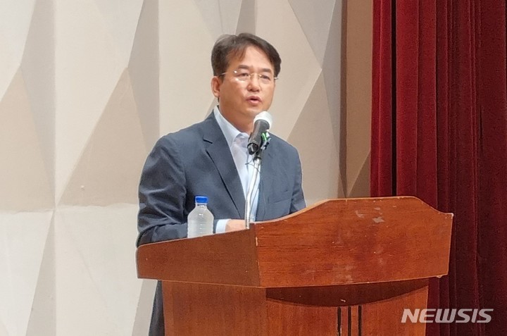 [고양=뉴시스] 송주현 기자 = 경기 고양특례시장으로 당선된 국민의힘 이동환 당선자가 7일 오전 11시 고양시 문예회관에서 기자회견을 진행하고 있다. 2022.06.07 atia@newsis.com 