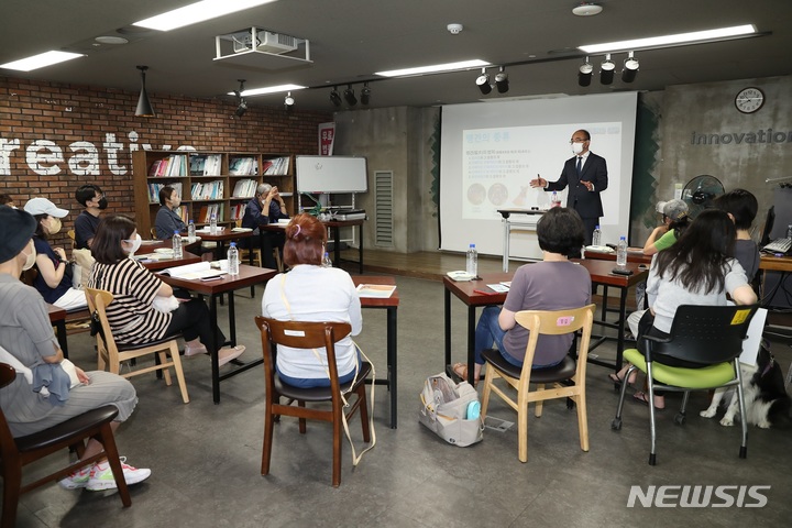 [서울=뉴시스]지난 3일 관악구청 지하 1층 일자리카페에서 진행된 '반려동물 펫티켓 교육' 강의 모습. 2022.06.07. (사진 = 관악구 제공) photo@newsis.com