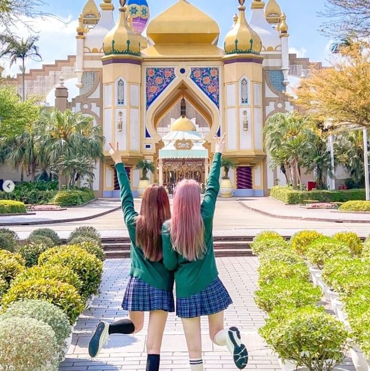 [서울=뉴시스] 대만 테마공원 '육복촌(Leofoo Village)'에서 1일부터 진행된 교복 할인 행사 홍보 모델이 공원 앞에서 교복을 입고 팔다리를 들고 있다. (사진=대만 육복촌 인스타그램 갈무리) 2022.06.07. *재판매 및 DB 금지