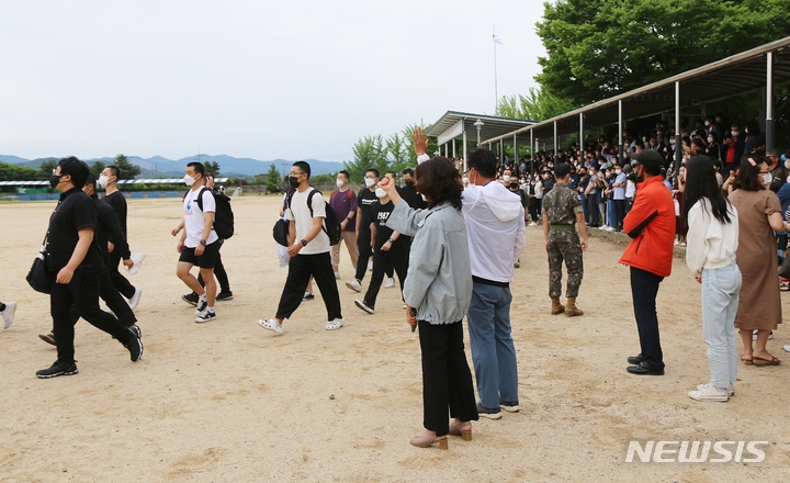 [증평=뉴시스] 강신욱 기자=지난 7일 충북 증평 육군 37사단 신병교육대 연병장에서 입영 장정들이 훈련소에 입소하고 있다. 2022.06.07. ksw64@newsis.com ※사진은 기사와 직접 관련 없습니다.