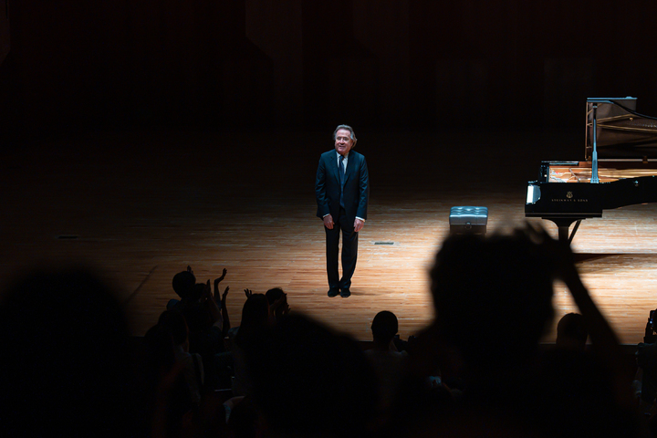 [서울=뉴시스]피아니스트 루돌프 부흐빈더가 지난 4일 서울 예술의전당 콘서트홀에서 연주 후 박수를 받고 있다. (사진=빈체로 제공) 2022.06.07. photo@newsis.com *재판매 및 DB 금지