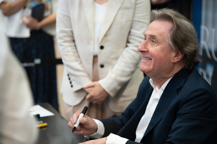 [서울=뉴시스]피아니스트 루돌프 부흐빈더가 지난 4일 서울 예술의전당 콘서트홀에서 공연을 마친 후 로비에서 사인회를 진행하고 있다. (사진=빈체로 제공) 2022.06.07. photo@newsis.com *재판매 및 DB 금지