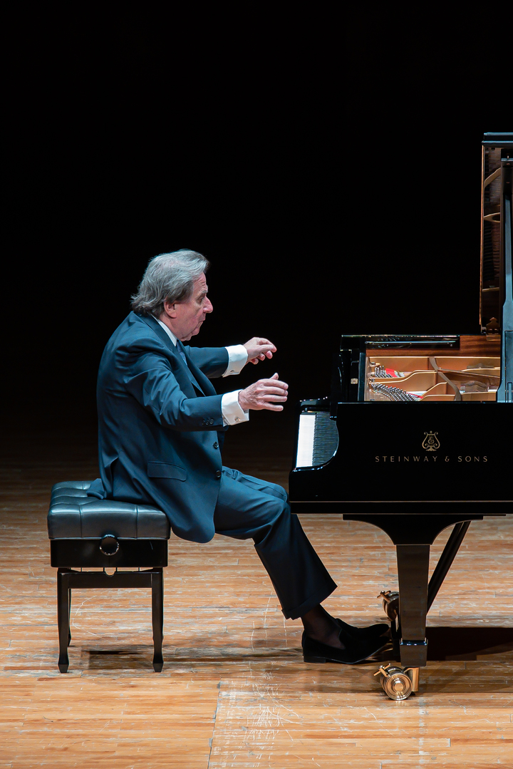 [서울=뉴시스]피아니스트 루돌프 부흐빈더가 지난 4일 서울 예술의전당 콘서트홀에서 연주하고 있다. (사진=빈체로 제공) 2022.06.07. photo@newsis.com *재판매 및 DB 금지