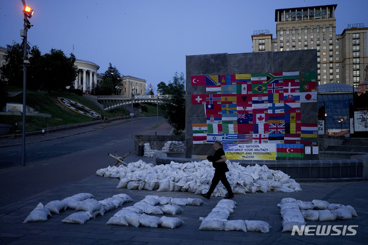 [키이우=AP/뉴시스]6일(현지시간) 우크라이나 키이우의 마이단 광장에서 한 남성이 모래주머니로 '도와달라'는 단어를 만들고 있다. 2022.06.07.photo@newsis.com