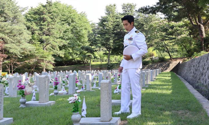 [서울=뉴시스] 우크라이나 국제 의용군으로 참전한 해군 특수전전단(UDT/SEAL) 출신 유튜버 이근이 6일 해군 정복을 입고 현충원을 방문한 모습을 인스타그램에 게재했다. (사진=이근 인스타그램 캡처) 2022.06.07. photo@newsis.com *재판매 및 DB 금지