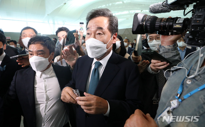 [인천공항=뉴시스] 고범준 기자 = 이낙연 전 더불어민주당 대표가7일 오전 인천국제공항 제2여객터미널에서 미국으로 출국하고 있다. 이 전 대표는 미국 워싱턴D.C. 조지워싱턴대학 한국학연구소에서 방문연구원으로 한반도 평화와 국제정치를 공부할 계획이다. 2022.06.07. bjko@newsis.com