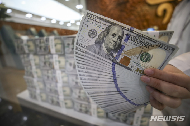 [서울=뉴시스] 정병혁 기자 = 우리나라 외환보유액이 한 달 사이 16억 달러 가까이 줄어든 것으로 나타난 7일 오전 서울 중구 하나은행 위변조대응센터에서 직원이 달러를 확인하고 있다. 한국은행에 따르면 5월 말 기준 우리나라 외환보유액이 4477억1000만달러로, 4월 말 4493억달러보다 15억9000만달러 줄었으며, 3월말 이후 3개월째 감소세를 보이고 있다. 2022.06.07. jhope@newsis.com