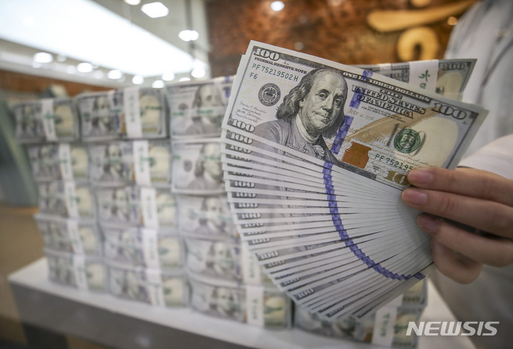 [서울=뉴시스] 정병혁 기자 = 우리나라 외환보유액이 한 달 사이 16억 달러 가까이 줄어든 것으로 나타난 7일 오전 서울 중구 하나은행 위변조대응센터에서 직원이 달러를 확인하고 있다. 한국은행에 따르면 5월 말 기준 우리나라 외환보유액이 4477억1000만달러로, 4월 말 4493억달러보다 15억9000만달러 줄었으며, 3월말 이후 3개월째 감소세를 보이고 있다. 2022.06.07. jhope@newsis.com