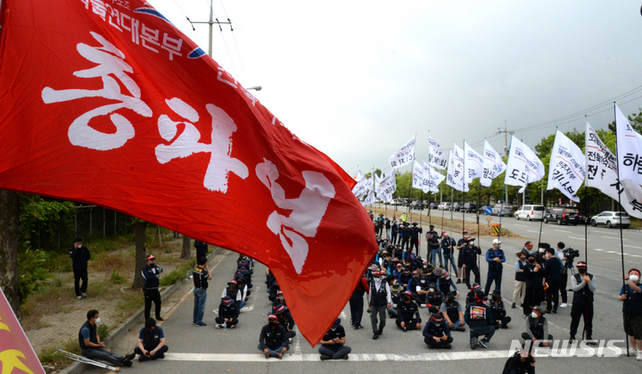 [군산=뉴시스] 김얼 기자 = 민주노총 공공운수노조 화물연대본부 관계자들이 7일 전북 군산시 군산항 5부두 앞에서 화물연대 총파업 출정식을 열고 기수단 입장을 대기하고 있다. 2022.06.07. pmkeul@newsis.com