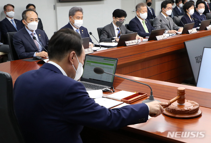 [서울=뉴시스] 홍효식 기자 = 윤석열 대통령이 7일 오전 서울 용산 대통령실 청사 영상회의실에서 국무회의를 주재하고 있다. 2022.06.07. yesphoto@newsis.com