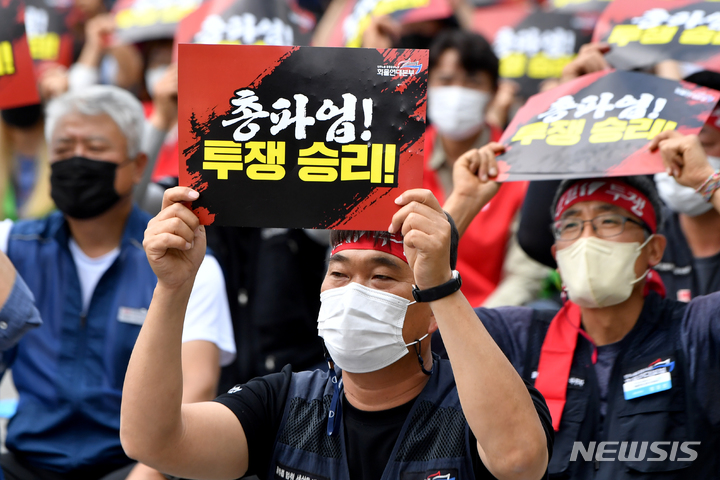 [광주=뉴시스] 이영주 기자 = 민주노총 화물연대 광주지부 소속 조합원 500여명이 7일 오전 광주 광산구 도천동에서 총파업 결의대회를 열고 있다. 2022.06.07. leeyj2578@newsis.com